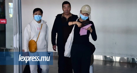 À l’arrivée du vol en provenance de Shanghai, hier après-midi, à l’aéroport de Plaisance, plusieurs passagers portaient encore leur masque.