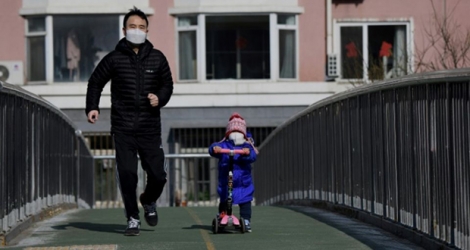 Un homme et un enfant masqués à Pékin, le 30 janvier 2020.