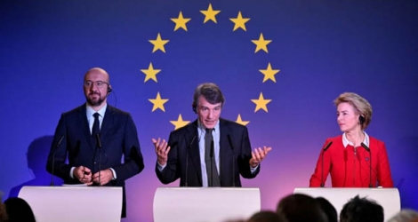 Le président du Conseil européen Charles Michel (gauche), le président du parlement européen David Sassoli (centre) et la présidente de la Commission européenne Ursula von der Leyen lors d'une conférence de presse sur le Brexit au parlement européen le 31 janvier 2020 à Bruxelles.