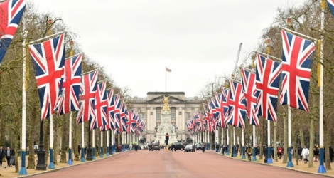 Des drapeaux britanniques ornent l'allée menant à Buckingham Palace, à Londres, le 31 janvier 2020, jour du Brexit.