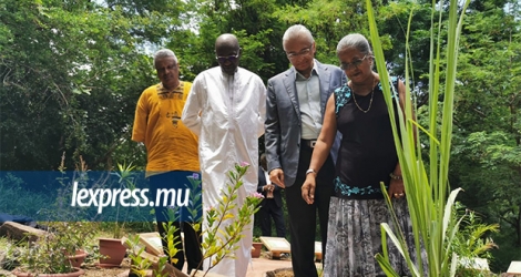 Pravind Jugnauth, Abdoulaye Diop et plusieurs autres membres du Parlement ont visité le village reconstitué. 
