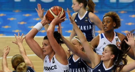 La Française Helena Ciak (c) ballon en mains lors du quart de finale de l'Euro de basket contre la Slovaquie, le 22 juin 2017 à Prague.