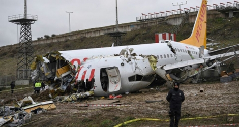 L'avion de la compagnie turque Pegasus brisé en deux lors de son atterrissage à Istanbul, le 6 février 2020.
