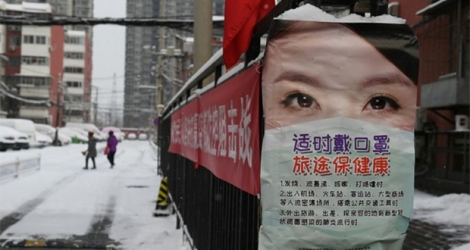 Une affiche avertit des mesures de protection à prendre contre le nouveau coronavirus à l'entrée d'un grand ensemble, à Pékin le 6 février 2020.