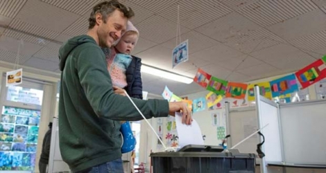 Un électeur accompagné de son enfant vote à Cork dans le sud de l'Irlande le 8 février 2020.