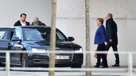La chancelière allemande Angela Merkel (2e à partir de la droite) et Ralph Brinkhaus, chef du groupe parlementaire conservateur CDU-CSU, quittent la chancellerie après une réunion sur le vote en Thuringe, le 8 février 2020 à Berlin.
