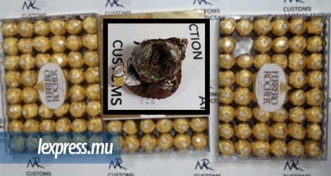Trois boîtes de Ferrero Rocher ont été interceptées par les douaniers hier. Ils contenaient tous du cannabis, soit 1,68 kg. 