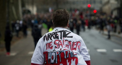 Un membre du personnel soignant en grève, le 10 décembre 2019 à Nantes.