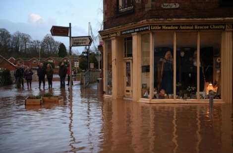 Inondations à Tenbury Wells dans l'ouest de l'Angleterre le 16 février 2020.