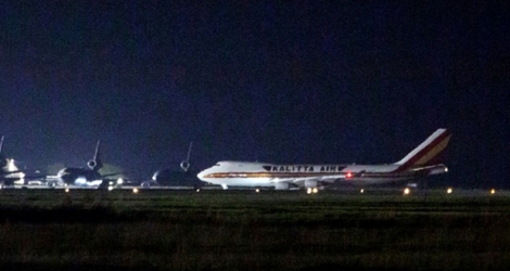 Un avion transportant des passagers américains rapatriés du paquebot Diamond Princess en quarantaine au Japon arrive à la base aérienne de Travis en Californie, le 16 février 2020.