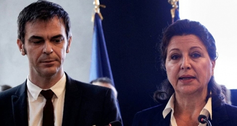 Agnès Buzyn et son successeur Olivier Véran, lors de la passation de pouvoirs au ministère de la Santé le 17 février 2020.