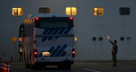Un bus garé devant le Diamond Princess, le 16 février 2020 dans le port de Yokohama, près de Tokyo, au Japon. 