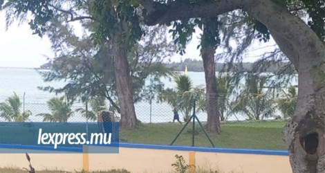 À Anse-La-Raie, certains font leur jogging, probablement un policier de la SMF.