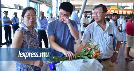 Kim Lai, entouré de ses parents, Ah-Yin et Marc, qui l’attendaient, un bouquet à la main.