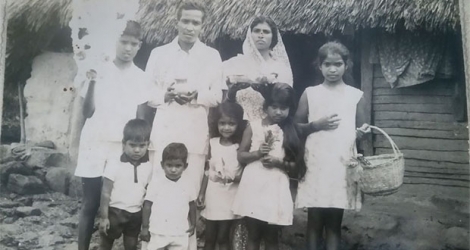 Ashok, son papa Ramnarain, sa maman Gyantee, ses frères et ses sœurs, en 1967. (Crédit: Ashok Ramrooch)