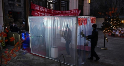 Un sas de désinfection à l'entrée d'un immeuble résidentiel à Pékin, le 18 février 2020.