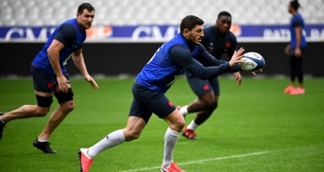 Anthony Bouthier, balle en main, lors d'une séance d'entraînement au Stade de France, le 8 février 2020, est pressenti à l'arrière contre le Pays de Galles.