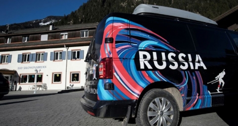Une camionnette de la Fédération russe de biathlon devant l'hôtel où a eu lieu une descente de police, samedi 22 février à Anterselva.