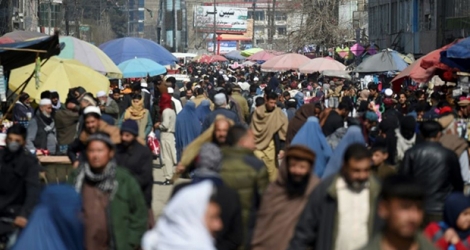 Des personnes dans une rue de Kaboul près d'un marché très fréquenté, le 22 février 2020 en Afghanistan.