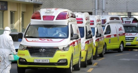 Des ambulances transportant des patients contaminés au Covid-19 arrivent à l'hôpital de Daegu, le 23 février 2020 en Corée du Sud Photo -. AFP