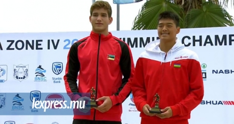 Victor Ah Yong (d), ex aequo avec le Mozambicain Matthew Lawrence, a obtenu le trophée de meilleur nageur chez les 15-16 ans.