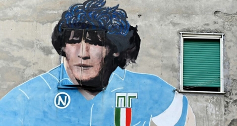 Portrait de l'idole Diego Maradona sur un mur, dans les Quartieri Spagnoli, à Naples, le 20 novembe 2019.