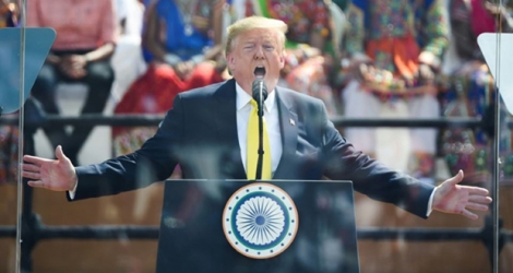 Le président américain Donald Trump s'exprime lors d'un meeting de «bienvenue» à Motera, dans un stade de cricket, dans les environs de Ahmedabad, le 24 février 2020.