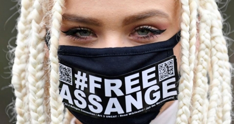 Nina est venue d'Amsterdam pour protester, le 24 février 2020 à Woolwich e, Angleterre, en faveur de la libération du fondateur de Wikileaks Julian Assange.