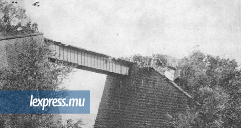 Des rafales ont provoqué la chute de sept wagons d’un train du haut du pont de Grande-Rivière-Nord-Ouest, faisant 14 morts, en 1894.