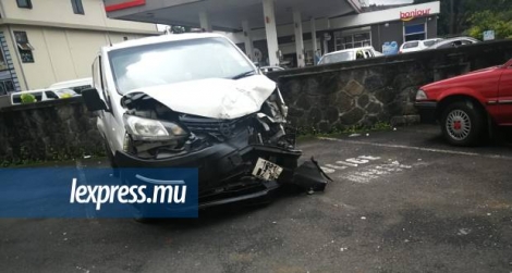 La collision entre un mini-van (photo) et une voiture est survenu aux alentours de minuit ce dimanche 1er mars. 