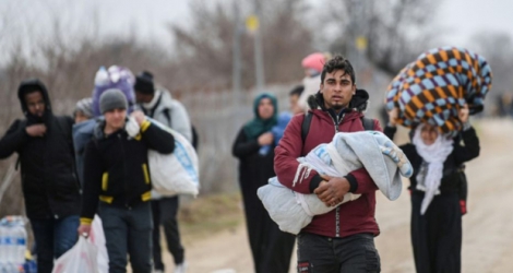 Des migrants, le 4 mars 2020 à Erdine, en Turquie, près de la frontière avec la Grèce Photo Ozan KOSE. AFP