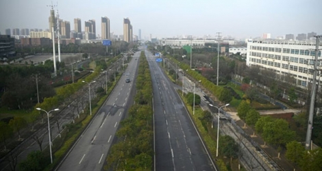 Une avenue vide à Wuhan (Chine), d'où est partie l'épidémie de coronavirus, le 4 mars 2020.