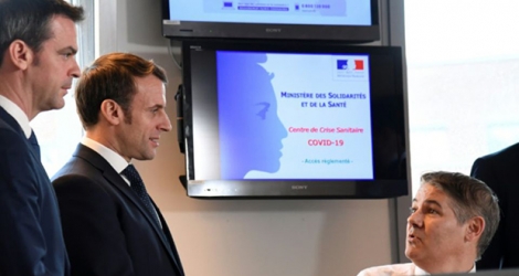 Emmanuel Macron et le ministre de la Santé, Olivier Véran (G), visitent mardi 3 mars 2019 le Centre operationnel de régulation et de réponse aux urgences sanitaires et sociales, à Paris.