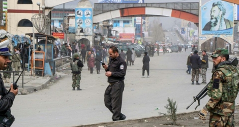 Des forces afghanes bloquent une route près du site de l'attaque qui a fait au moins 27 morts, le 6 mars 2020 à Kaboul.