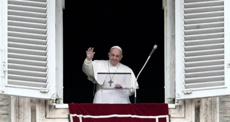 Le pape François salue depuis sa fenêtre les fidèles rassemblés pour la prière dominicale de l'angelus le 1er mars 2020. Photo Filippo MONTEFORTE. AFP