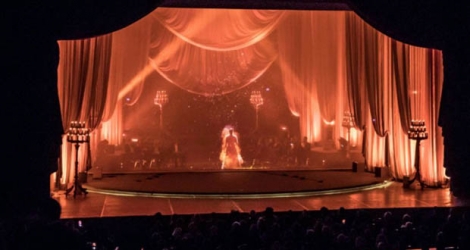 Un hologramme de la chanteuse arabe Oum Kalthoum est projeté dans la salle de l'Opéra du Caire, le 6 mars 2020 Photo Khaled DESOUKI. AFP