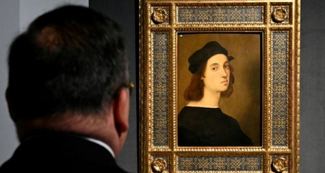Un visiteur devant l'«Autoportrait» de Raphaël, lors de l'exposition à Rome, le 4 mars 2020.