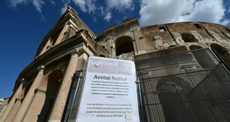 Une pancarte annonce la fermeture du Colisée à Rome à partir du 8 mars 2020.