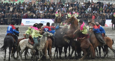 Des cavaliers s'affrontent dans un tournoi de bouzkachi, un sport emblématique en Afghanistan, à Kaboul le 12 mars 2020 Photo WAKIL KOHSAR. AFP