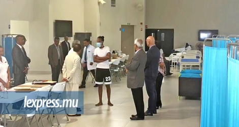 Le Premier ministre a rencontré des patients en confinement au centre de Quatre-Soeurs, hier, en présence, entre autres, du ministre de la Santé (à dr., de dos).