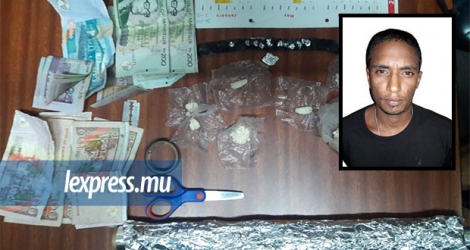 Le jeune homme, chômeur, a été arrêté à son domicile avec 65 g d'héroïne valant Rs 975 000 et Rs 4 450.
