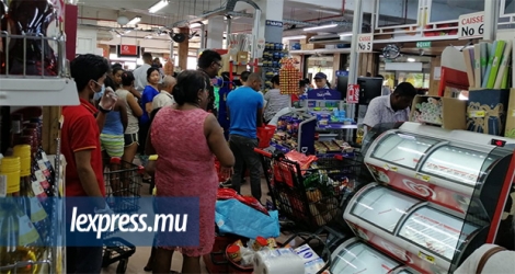 De nombreux mauriciens se sont rués vers les supermarchés ce matin.