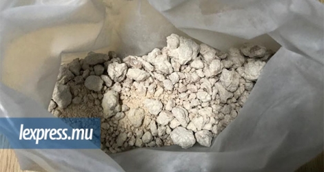 Pravin Sanjoo Sungkun, un habitant de Baie-du-Tombeau âgé de 37 ans, avait en sa possession 260 gms d’héroïne d’une valeur de  Rs 3,9 millions.