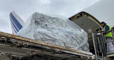 Capture d'écran d'une vidéo fournie par Air France du déchargement de cargaisons de masques le 29 mars 2020 d'un avion cargo à Roissy CDG en provenance de Chine.