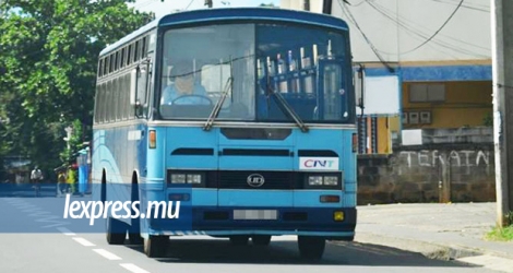 Bien qu’elles affirment ne pas forcer les employés à se rendre au travail, les principales compagnies de transport n’ont pas l’intention de stopper la circulation des autobus de sitôt.