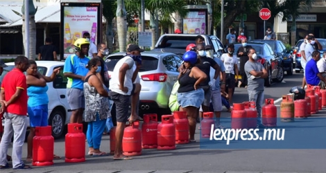Les Mauriciens se plaignent d’une pénurie de gaz et font de longues queues.