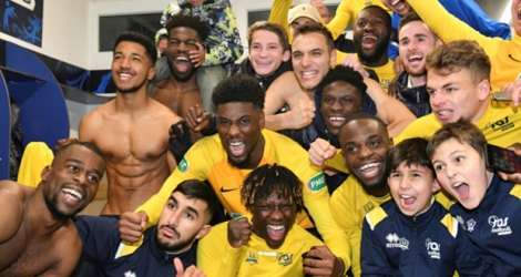 Les amateurs du club de foot d'Epinal après leur qualificatgion pour les quarts de finale de la Coupe de France aux dépens de Lille le 20 janvier 2020 au Stade de la Colombière à Epinal.