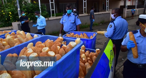 Dimanche 5 avril, dans la région Saint-Pierre, la police distribuait du pain gratuitement.