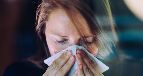 Désormais, il suffit d’avoir mal à la gorge pour penser au pire. Voici quelques indications pour bien faire la distinction entre le Covid-19 et la grippe…