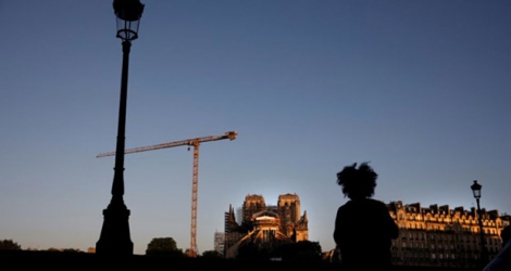 Vue de Notre-Dame de Paris, le 14 avril 2020 au lever du soleil, la veille de la date anniversaire de l'incendie.